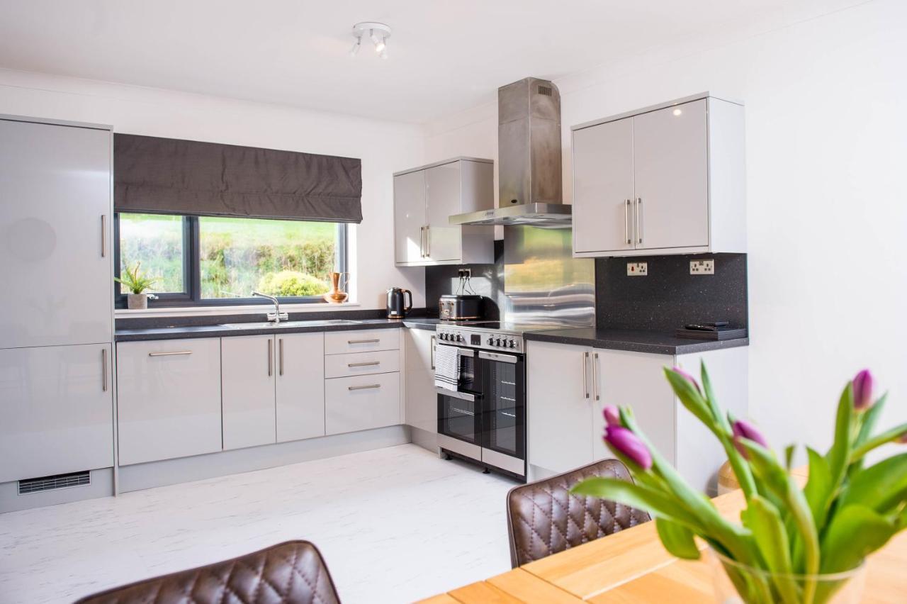 York Lodge- Spacious 3 Bed Bungalow With Wonderful Estuary Views Laugharne Exterior photo